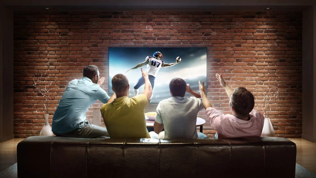 Person använder bärbar dator för IPTV-streaming hemma